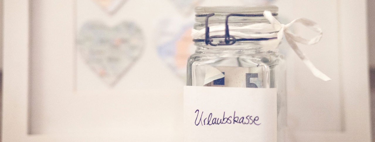 durchsichtiges Glas mit Geld (Urlaubskasse)
