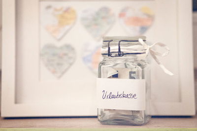 Behälter aus Glas mit Geld (Urlaubskasse)