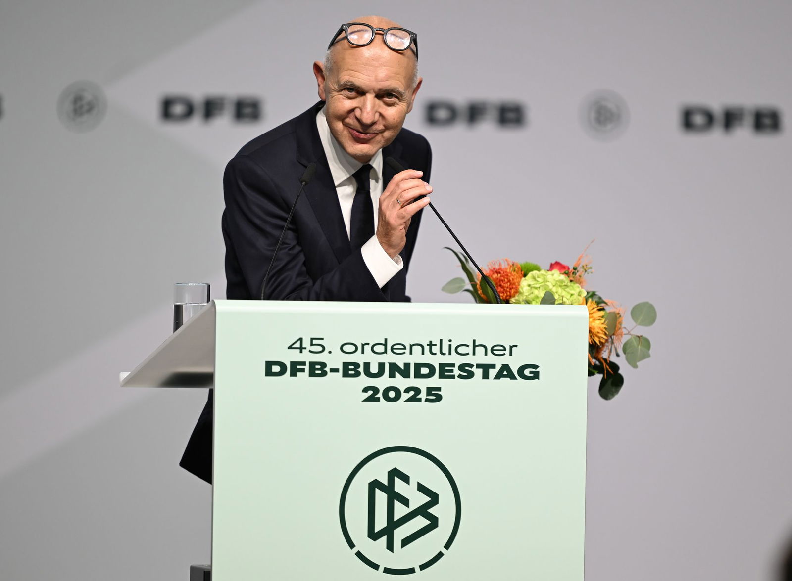 Bernd Neuendorf ist auf dem DFB-Bundestag für weitere vier Jahre im Amt des Präsidenten bestätigt worden.