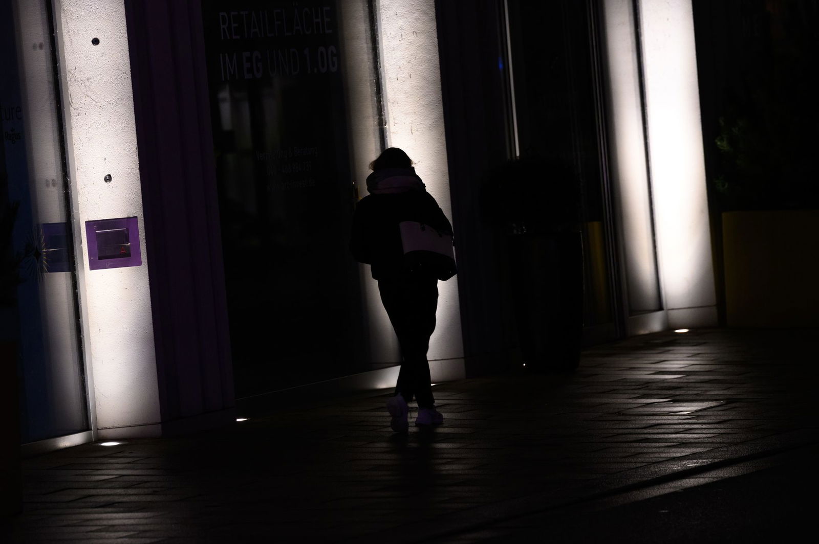 Frauen haben in dunklen Ecken vor allem Angst vor Männern. (Symbolbild) 