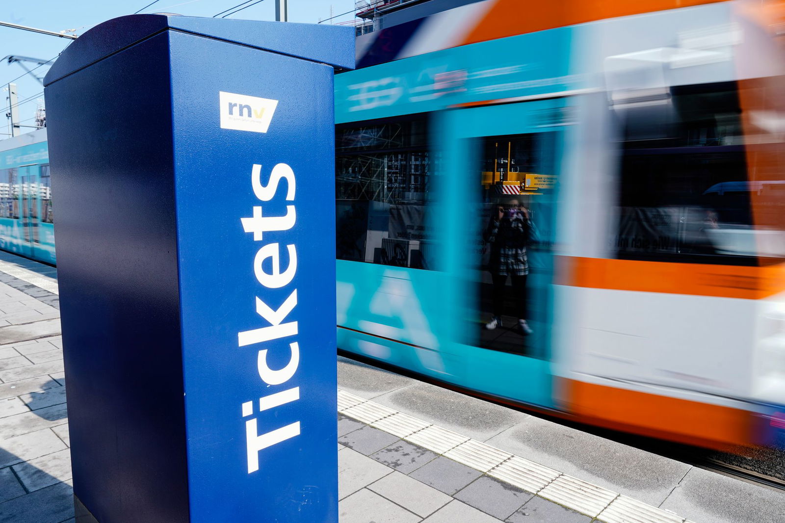 Ein Ticketautomat an einer Straßenbahnhaltestelle in Heidelberg. Von Anfang 2021 bis September 2025 saßen laut Justizministerium 1.218 Personen in Baden-Württemberg ausschließlich wegen Schwarzfahrens hinter Gittern.