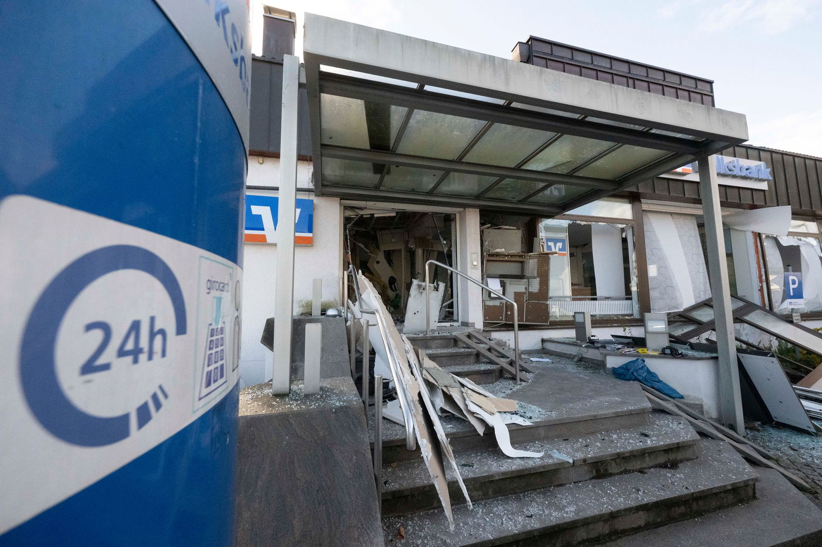 Der Schaden nach der Sprengung eines Geldautomaten ist enorm.