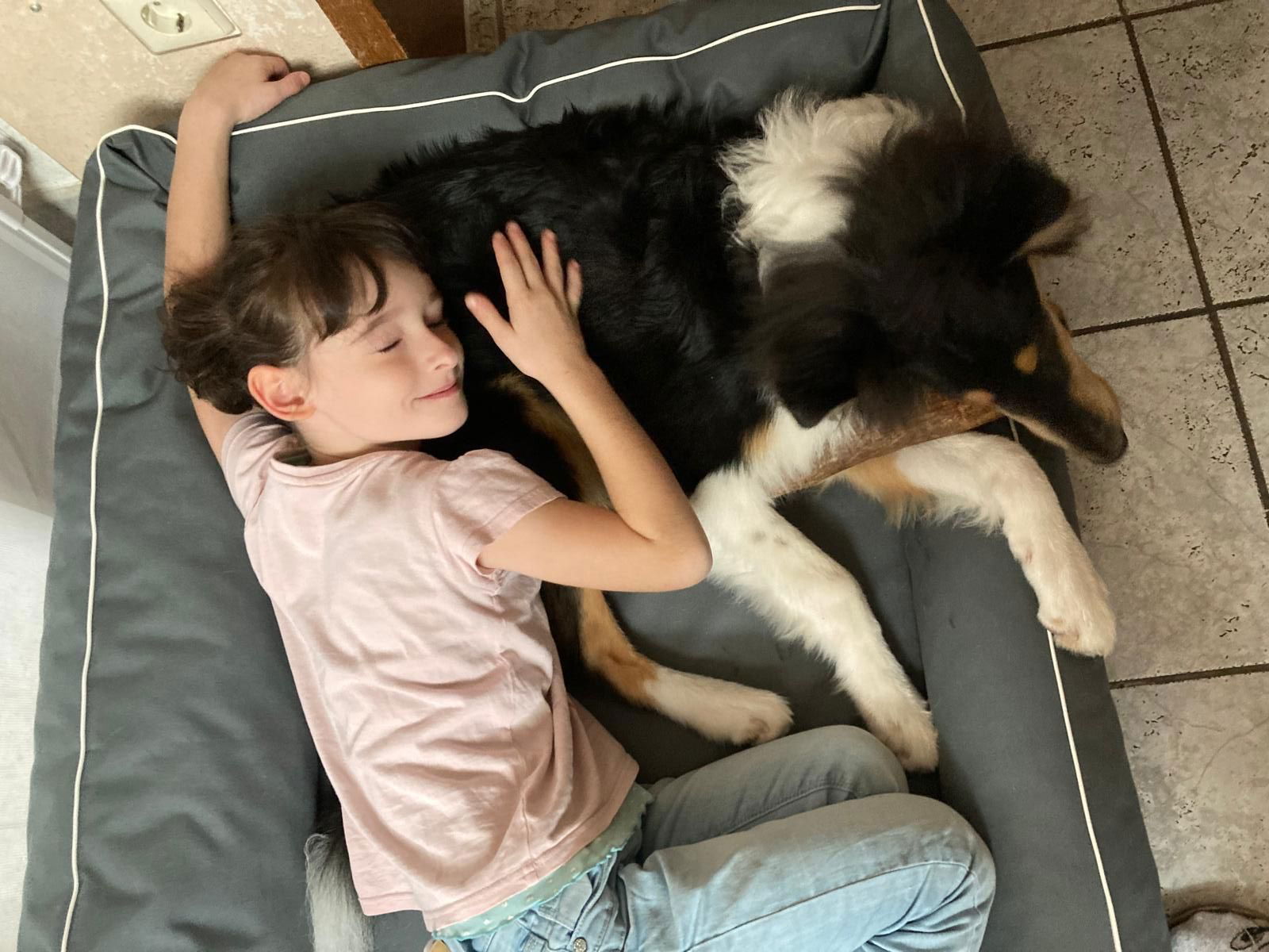 KuR Victoria mit Hund auf Hundebett
