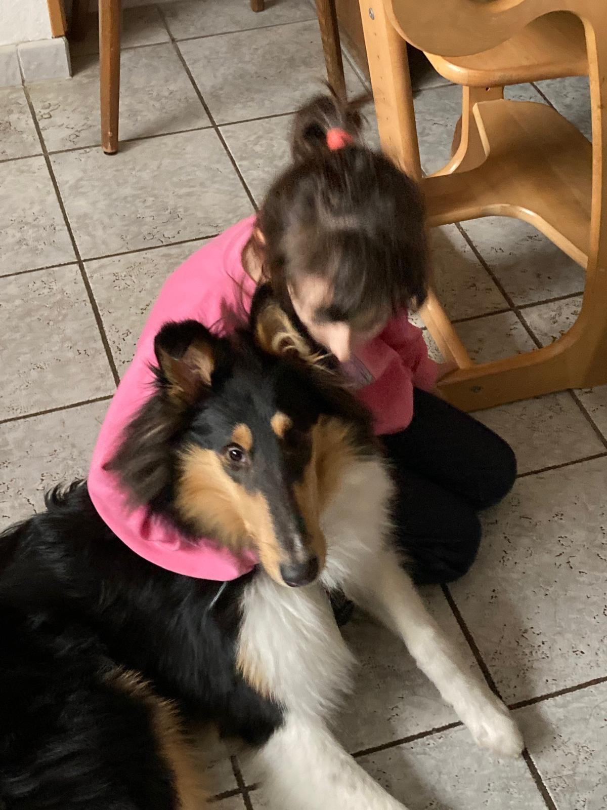 KuR Victoria kuschelt mit Hund Bruno