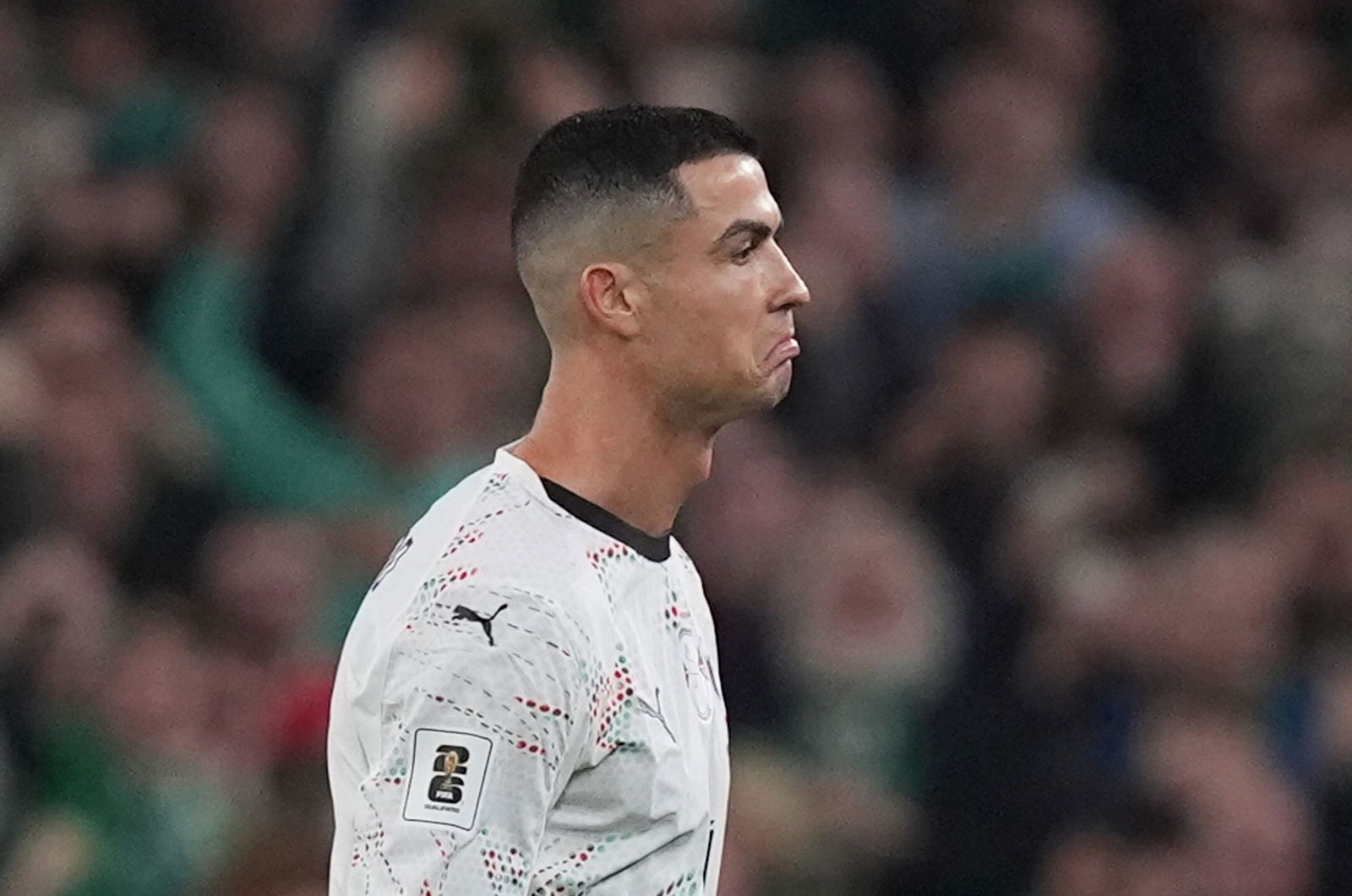 Cristiano Ronaldo verlässt den Platz nach seiner Roten Karte in Irland. 