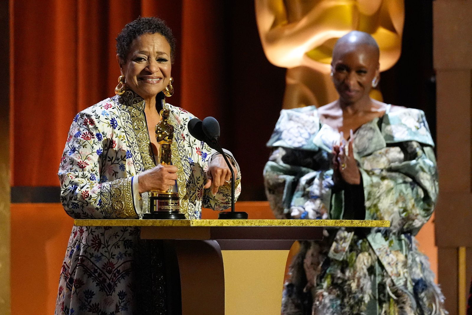 Die Schauspielerin und Choreografin Debbie Allen (links) hat nun einen Ehren-Oscar. 