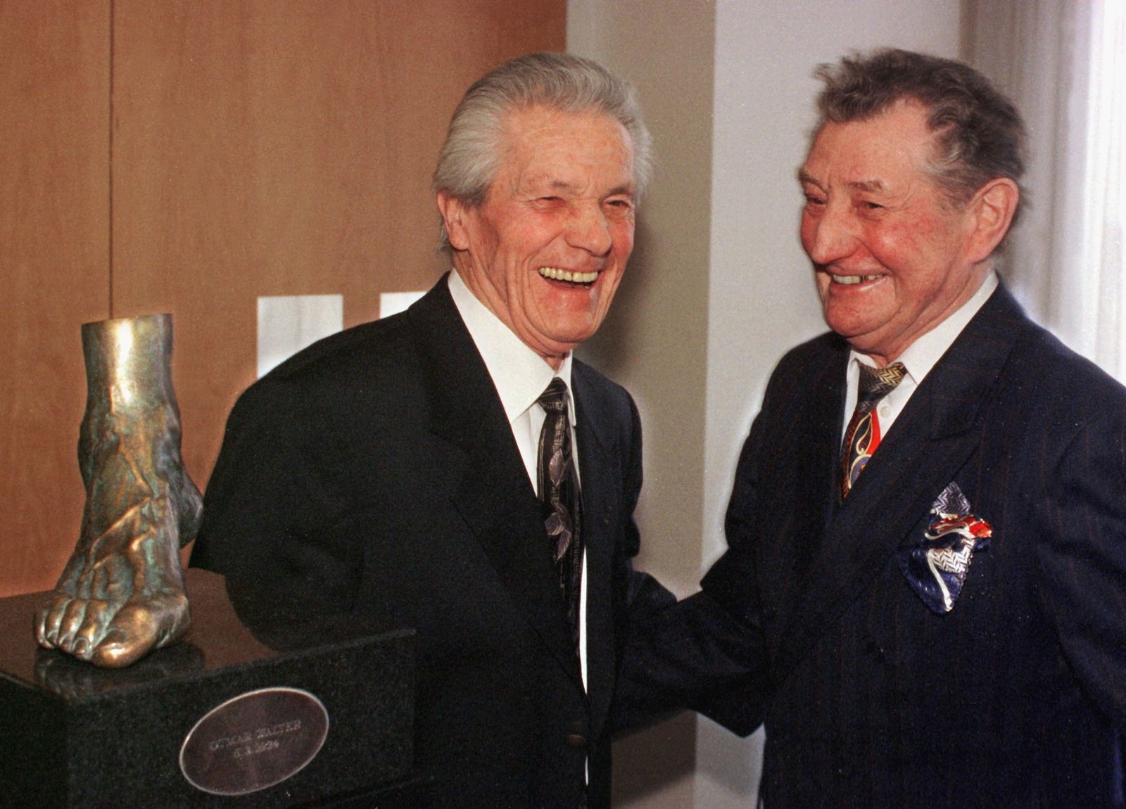 Ottmar und Fritz Walter (r).