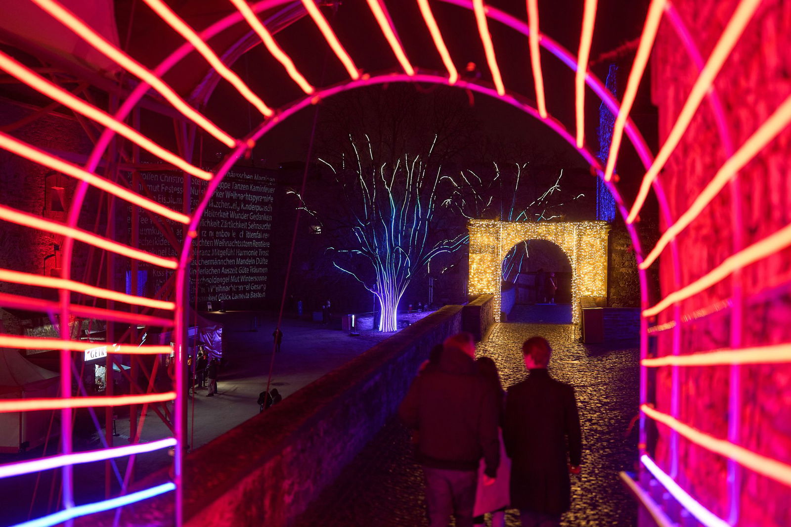 In Koblenz schmücken Lichter ab dem 20. November wieder die Festung Ehrenbreitstein. (Archivbild) 