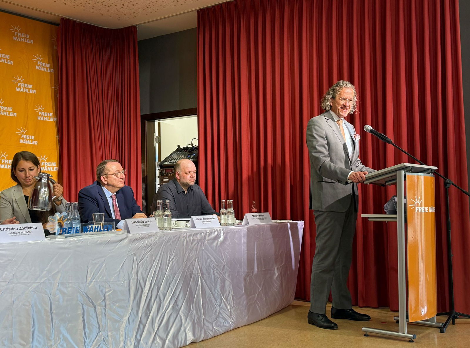 Joachim Streit forderte in seiner Rede die Abschaffung der Straßenausbaubeiträge.