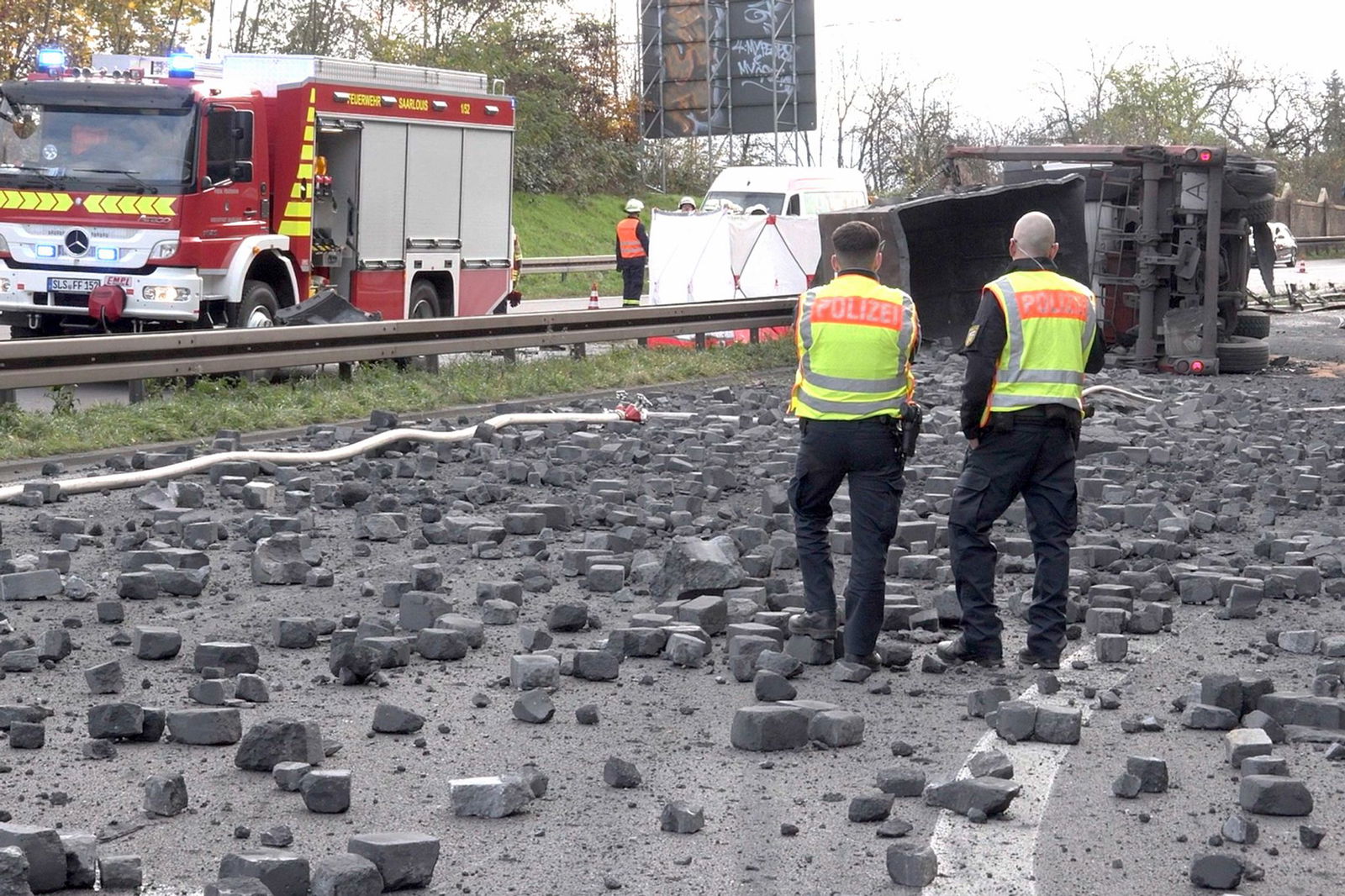 Nach dem Unfall war die Autobahn an der Unfallstelle stundenlang gesperrt.