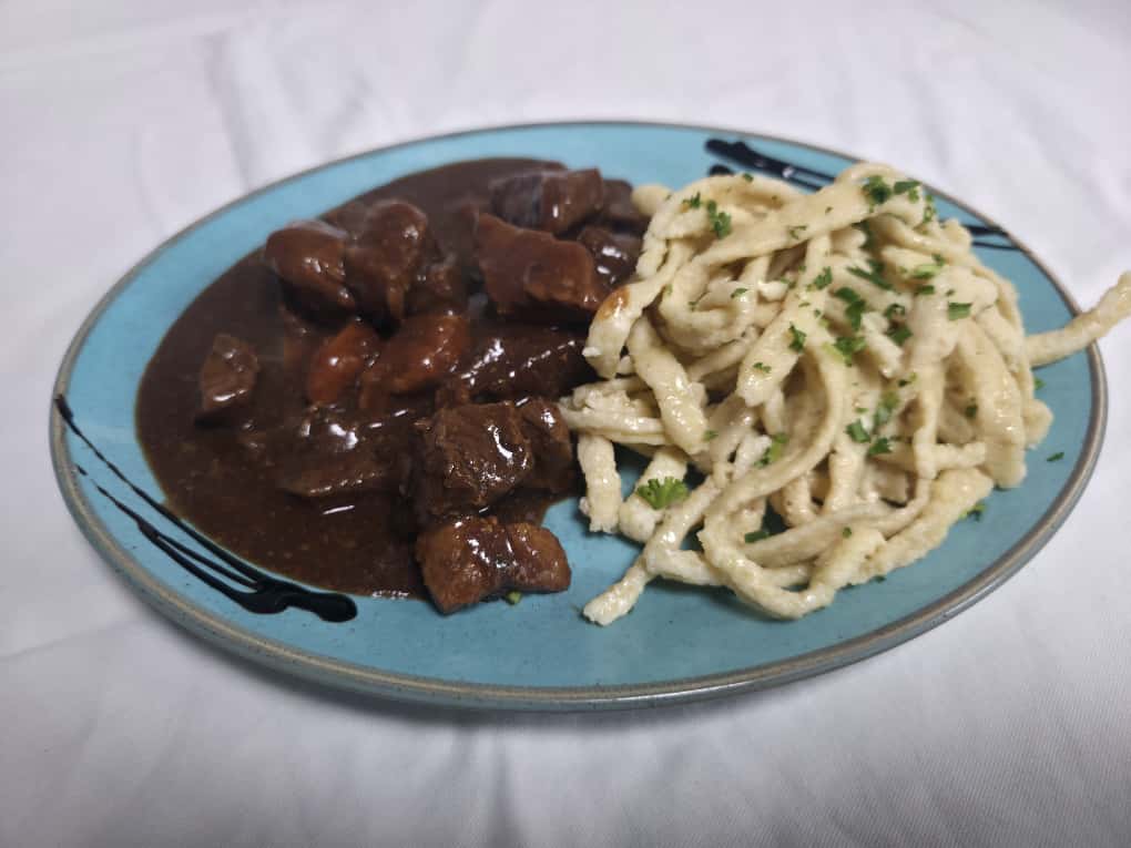 Biergulasch mit Spätzle