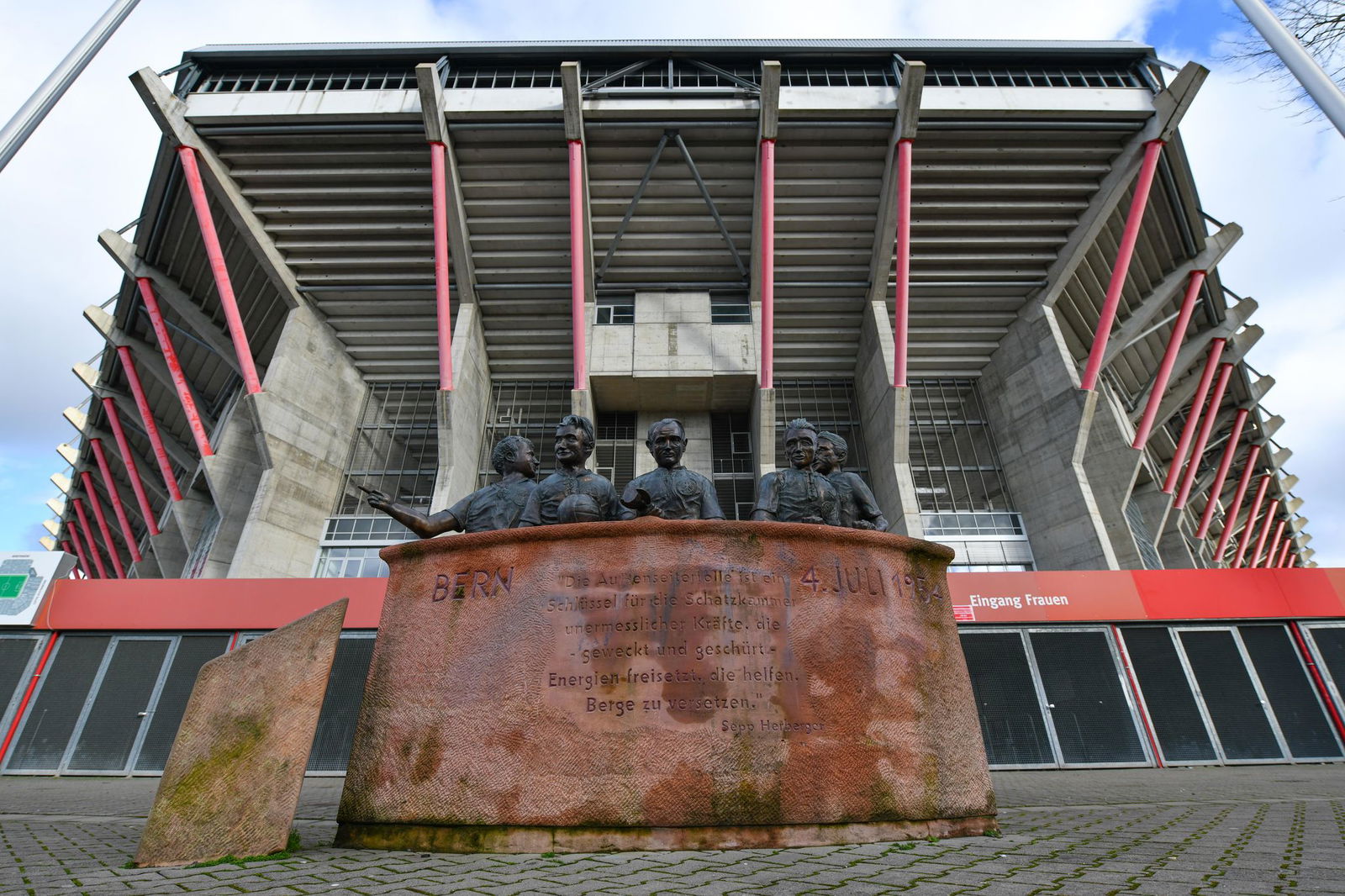 Fünf Weltmeistern des 1. FC Kaiserslautern wurde vor dem Fritz-Walter-Stadion ein Denkmal errichtet.