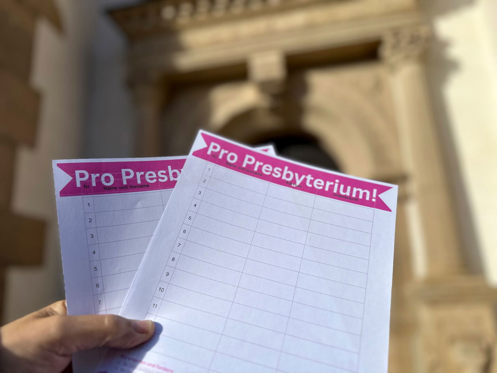 Mit ihrer Unterschrift unterstützen die Gemeindeglieder die Forderung des Presbyteriums, dass die Selbstständigkeit der Kirchengemeinden in der Pfalz erhalten bleiben soll.