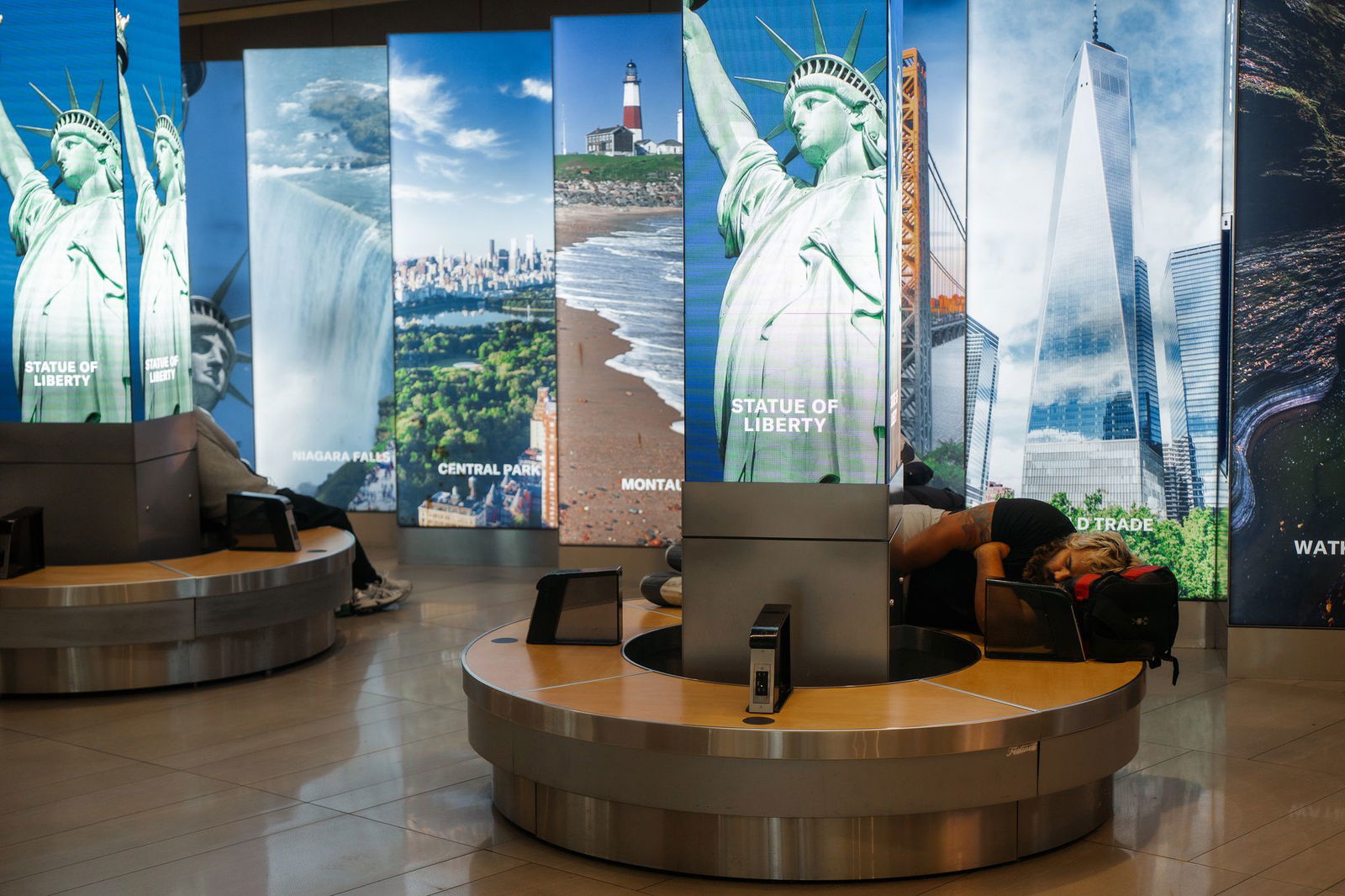 An vielen Flughäfen in den USA müssen Reisende sich auf lange Wartezeiten einstellen - so wie hier am LaGuardia International Airport in New York. 