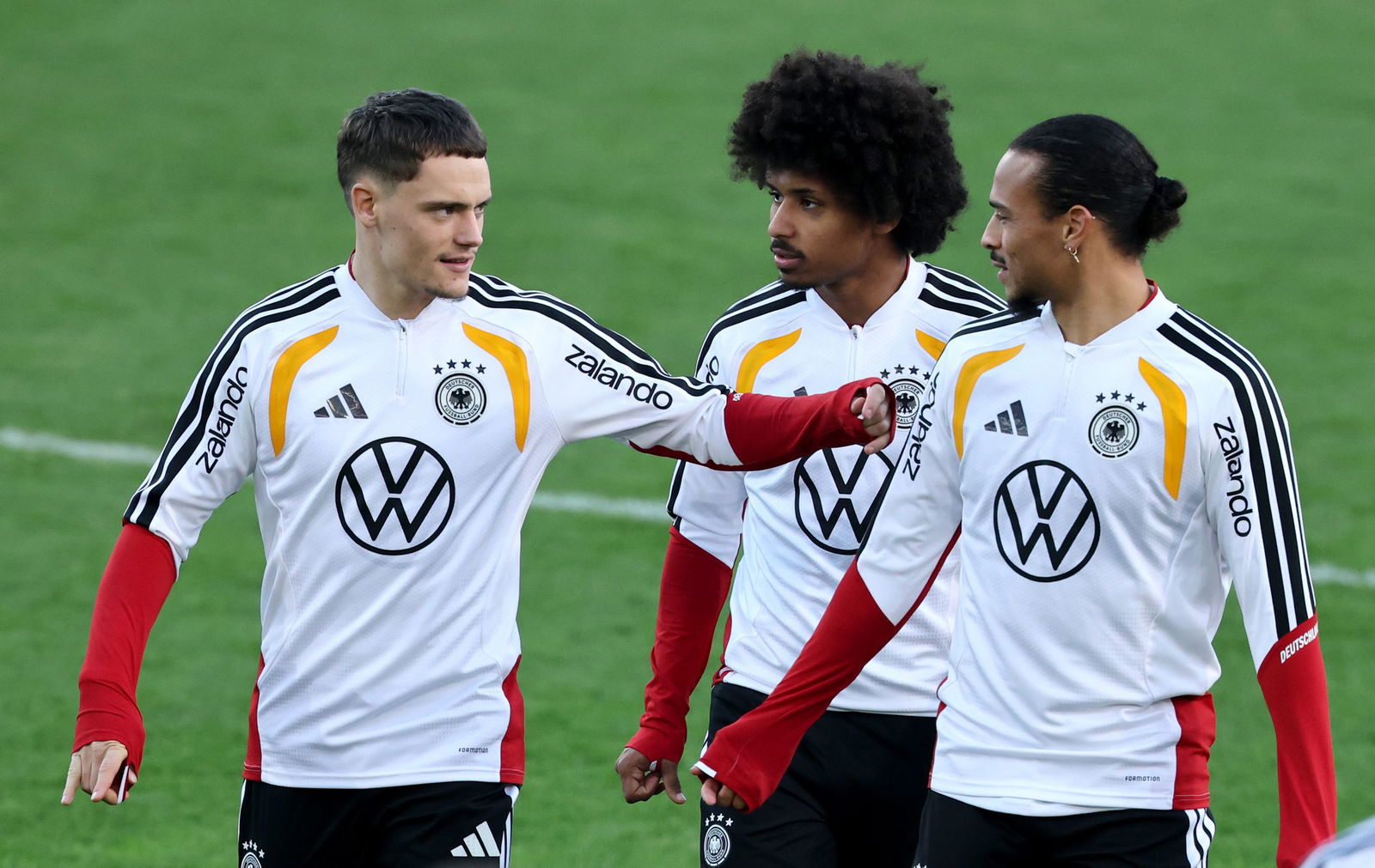 Leroy Sané (r) spielt bei der Nationalmannschaft praktisch auf Bewährung. 