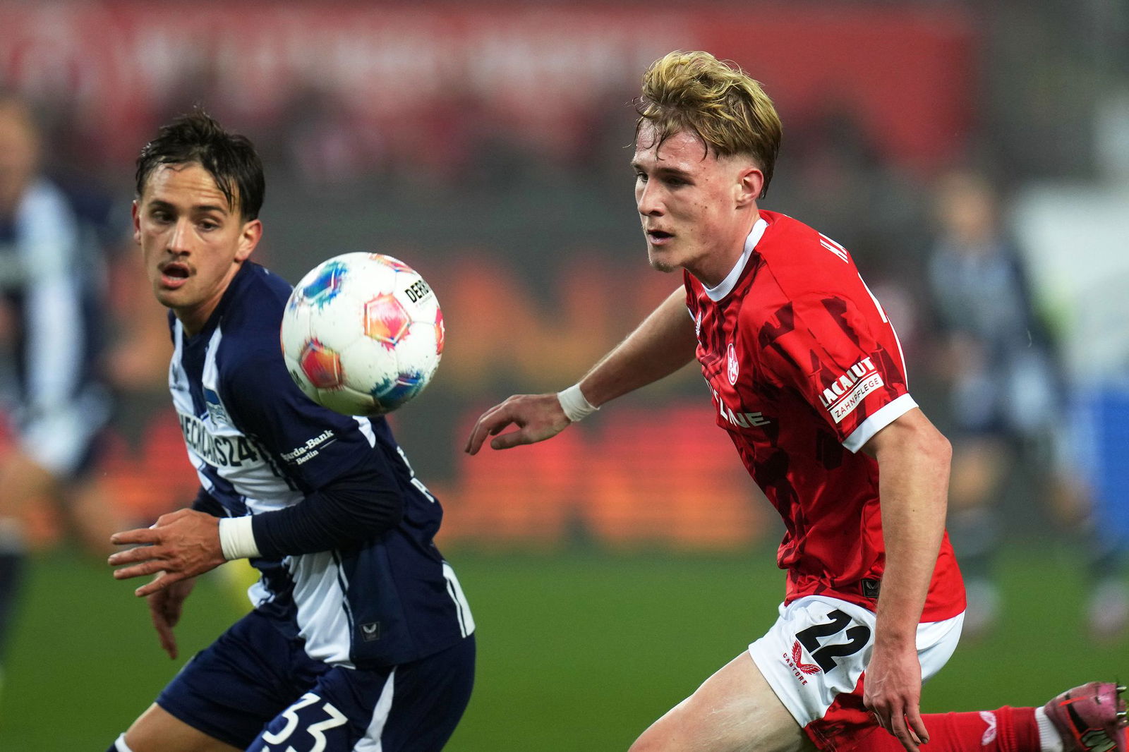 Kaiserslauterns Mika Haas (r) und Herthas Michal Karbownik im Zweikampf.