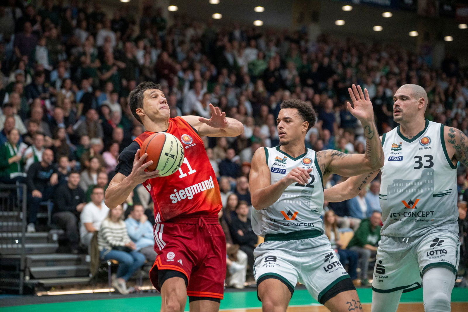 Vladimir Lucic (l) und die Bayern-Basketballer erreichten souverän das Top Four der Basketball-Bundesliga.