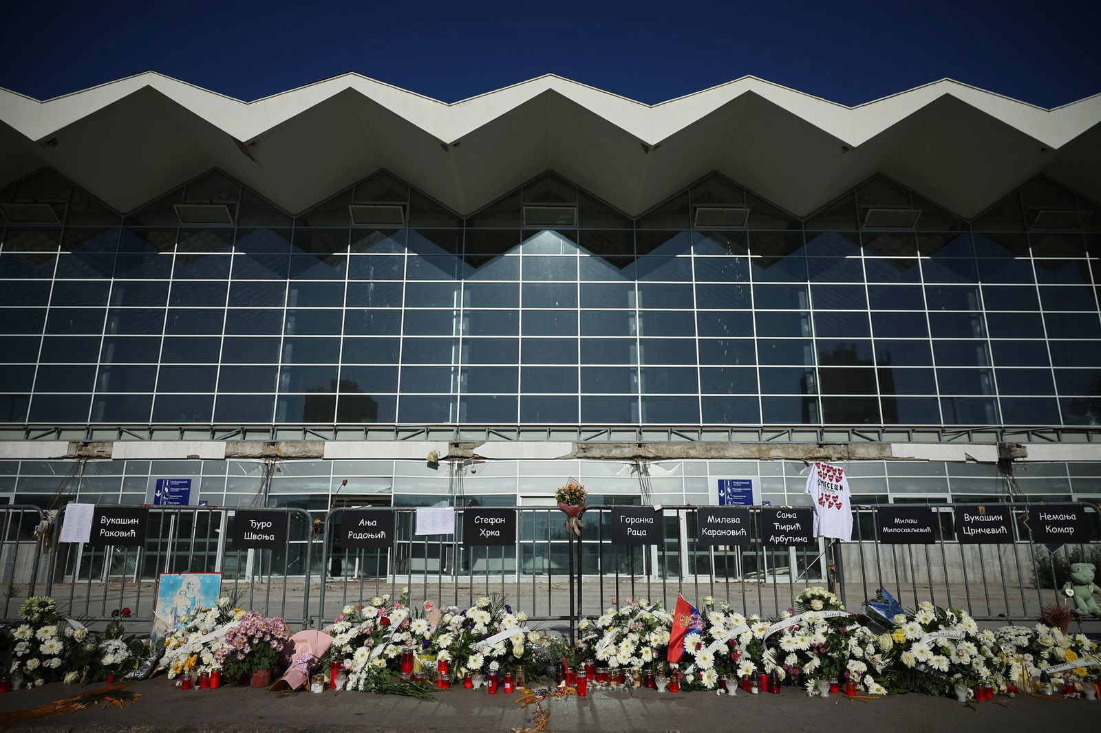 Vor dem Bahnhof, wo sich die Tragödie ereignete, legten Bürger und Studierende Kränze und Blumen für die 16 Opfer nieder. 