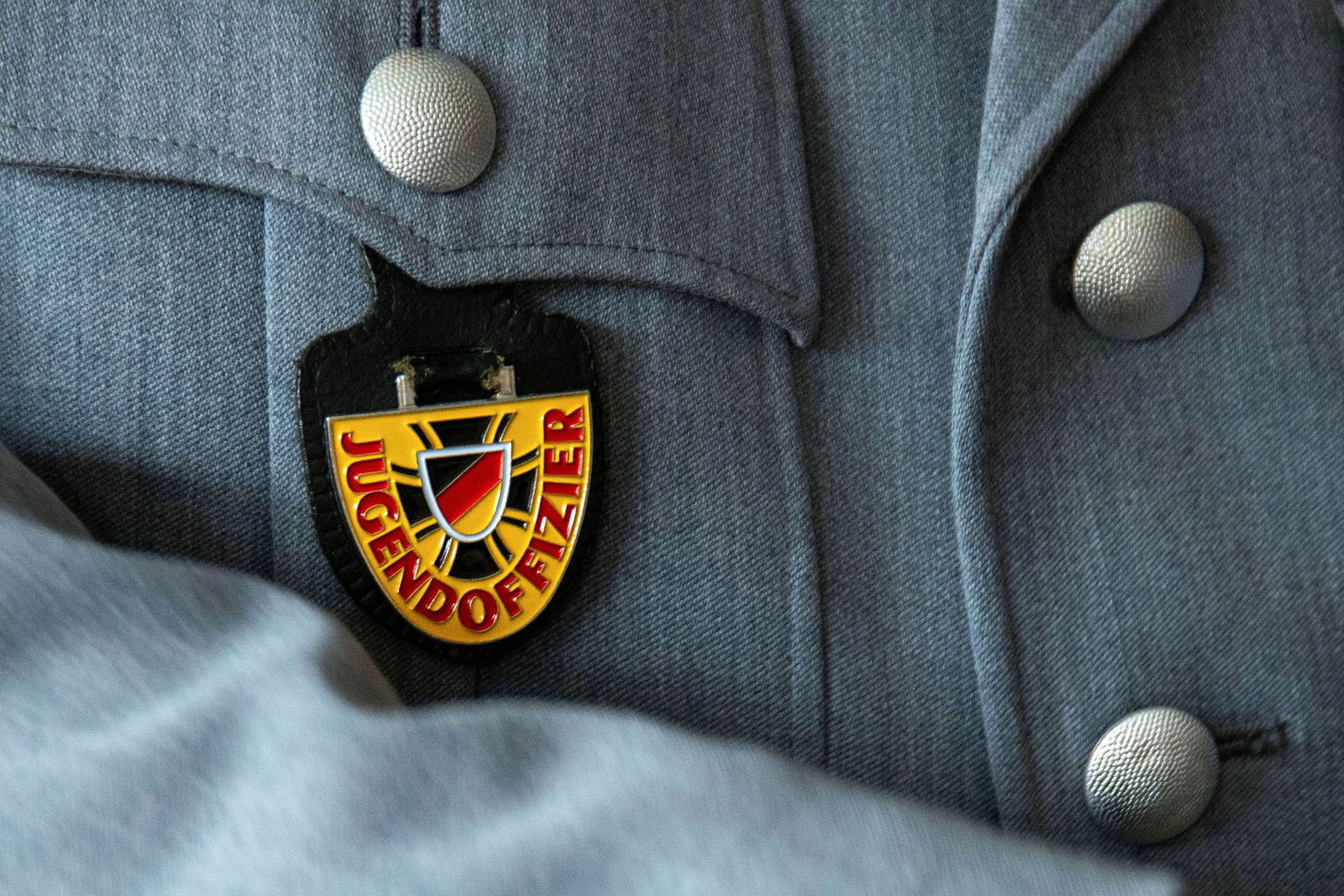Ein Ex-Oberstufenschüler soll bearbeitete Fotos eines Jugendoffiziers der Bundeswehr verbreitet haben, die diesen in die Nähe der SS rücken sollen - das Verfahren beginnt im Dezember. (Symbolbild)