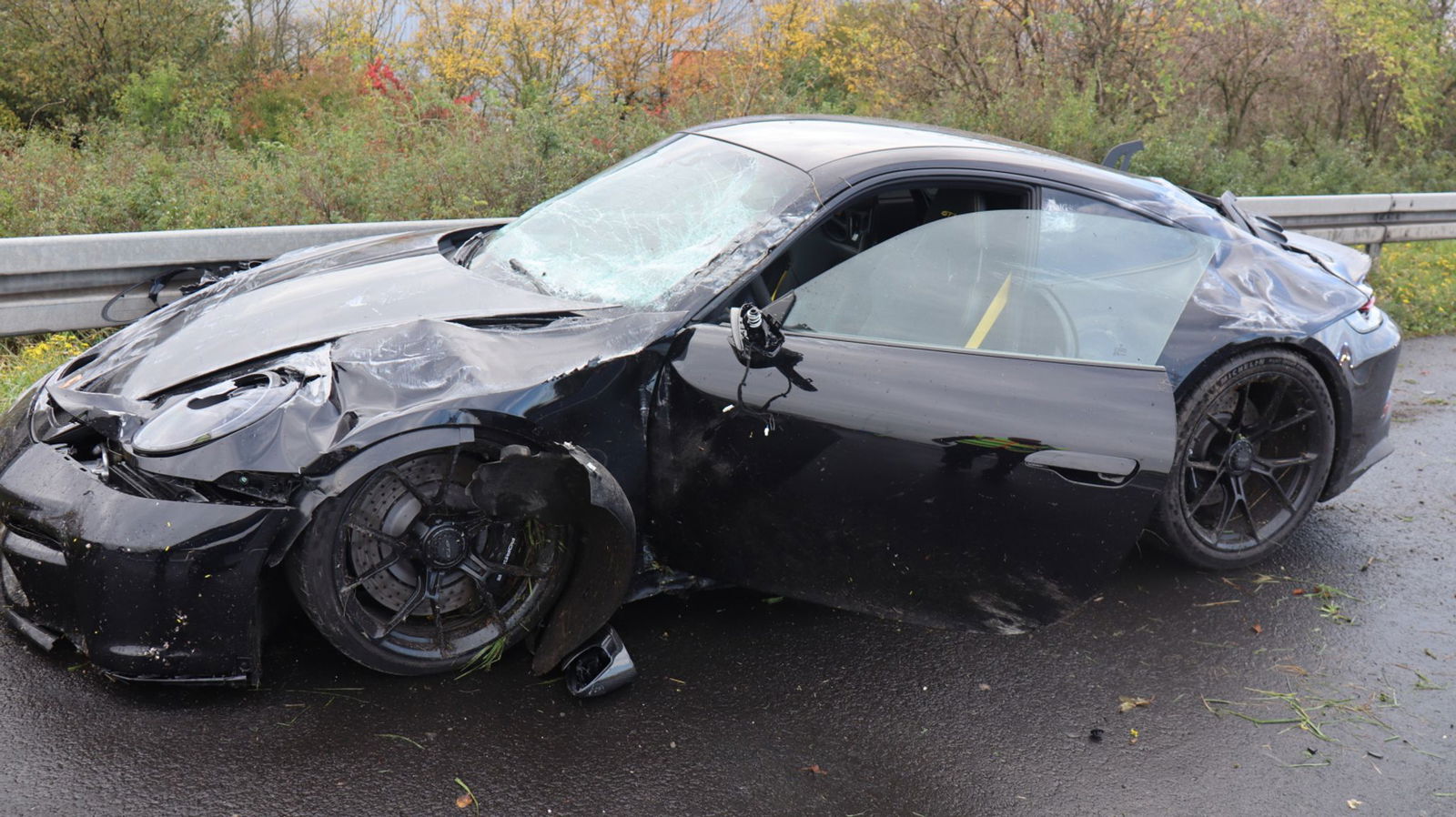 Totalschaden am Sportwagen. Menschen wurden glücklicherweise nicht verletzt.