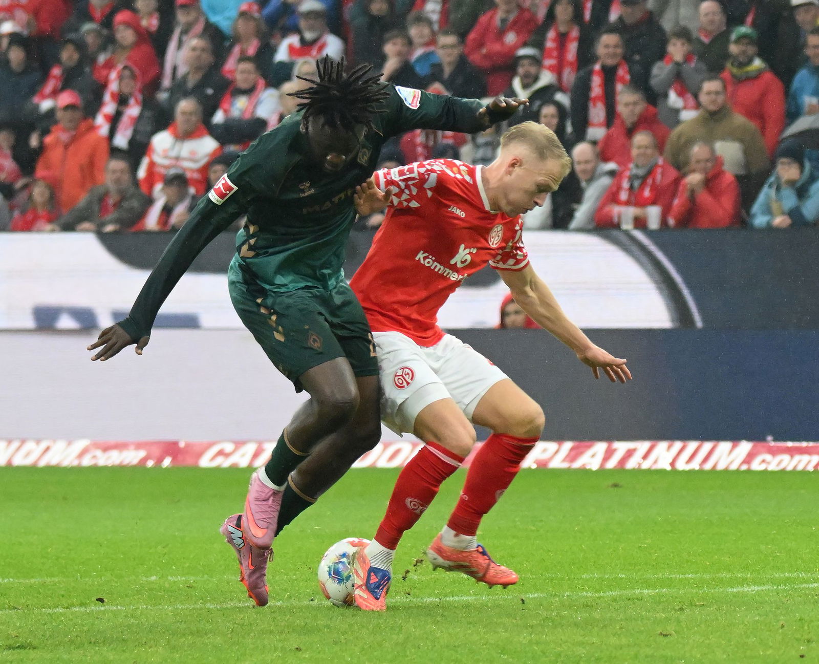 Kam gegen den FSV Mainz 05 nicht zur Geltung: Werder-Stürmer Victor Boniface (l).