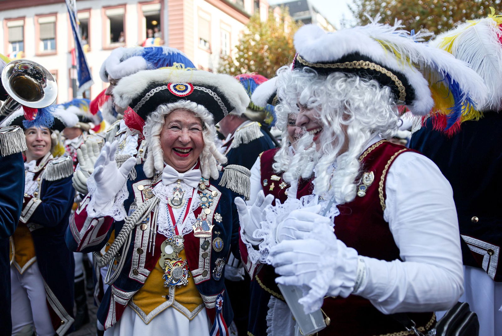 Die Mainzer feiern die Fastnacht in kunterbunten Kostümen.