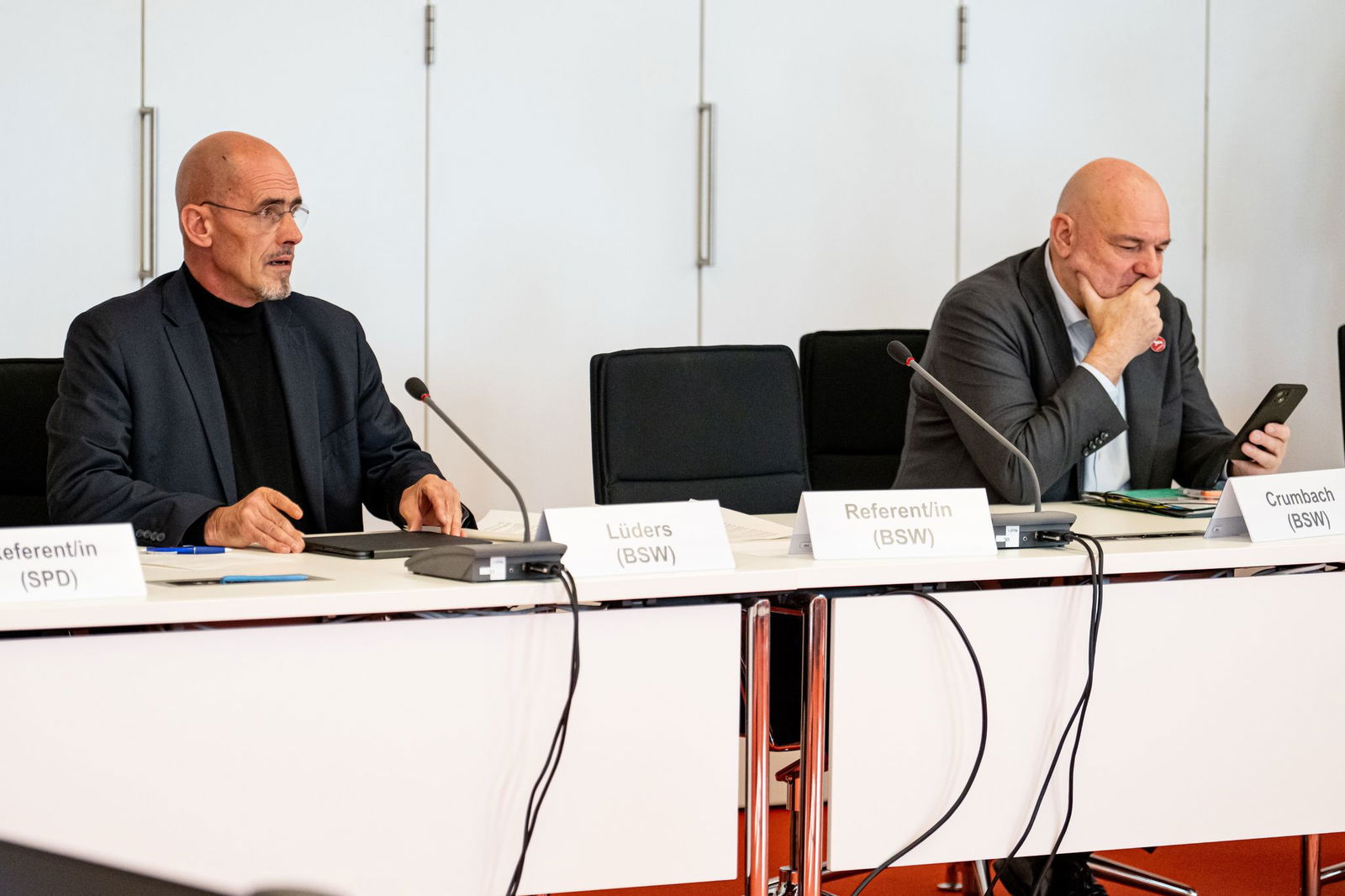 Brandenburgs BSW-Fraktionschef Niels-Olaf Lüders und BSW-Finanzminister Robert Crumbach sind sich nicht einig über die Medienstaatsverträge.