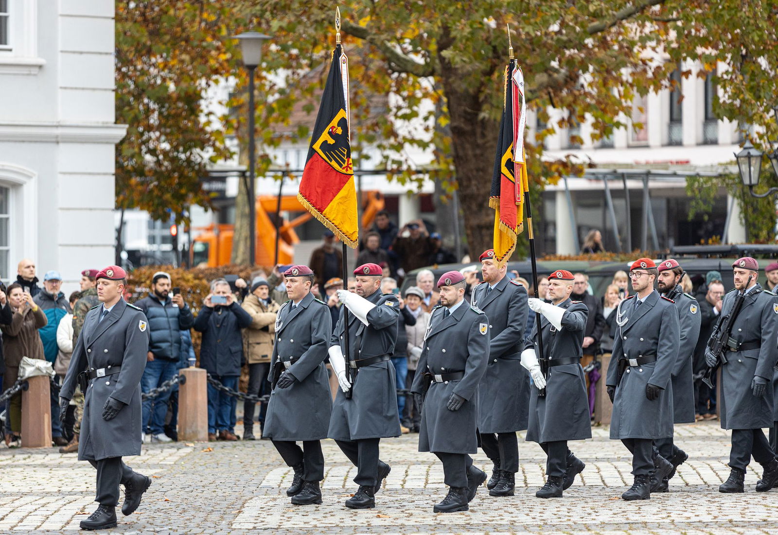 Soldatinnen und Soldaten stehen auf dem Vorplatz der Ludwigskirche in Saarbrücken
