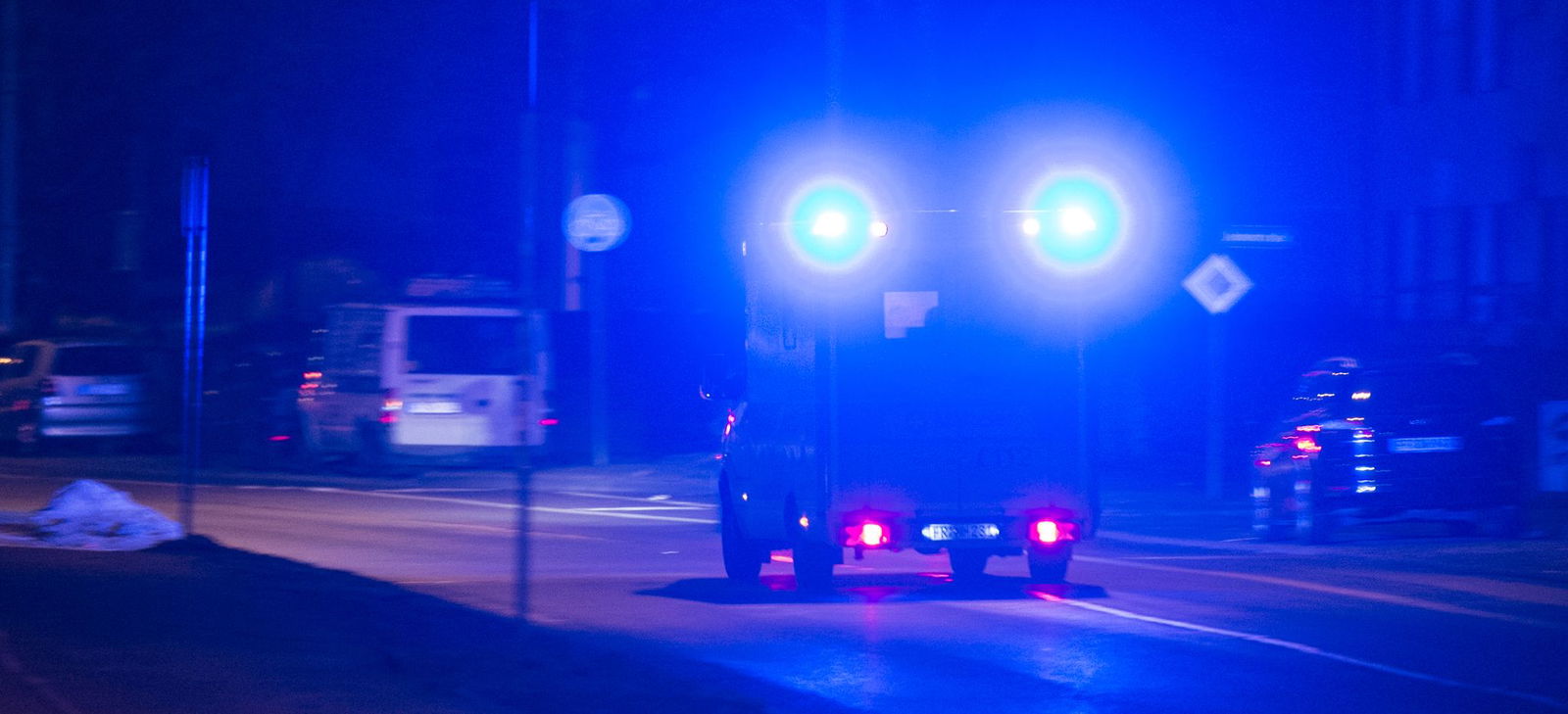 Mit Blaulicht eilten die Einsatzkräfte zu dem Unfallort. (Symbolbild)