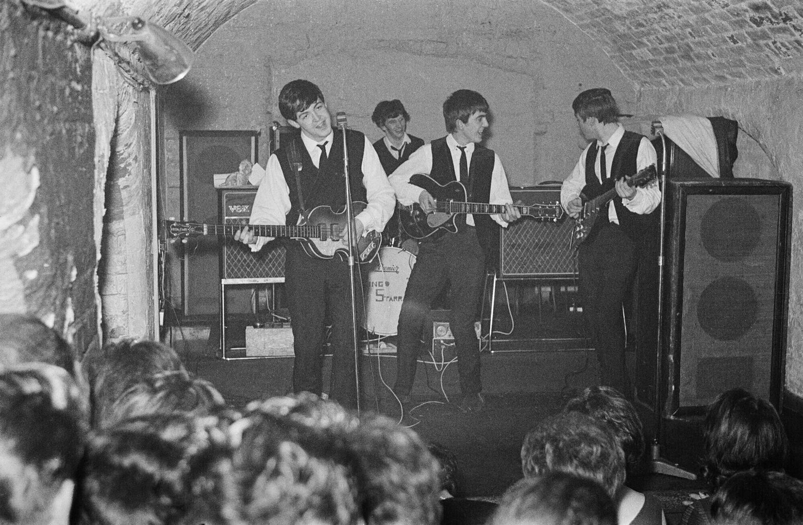 Die Beatles bei einem Auftritt im Cavern Club in Liverpool im August 1962.