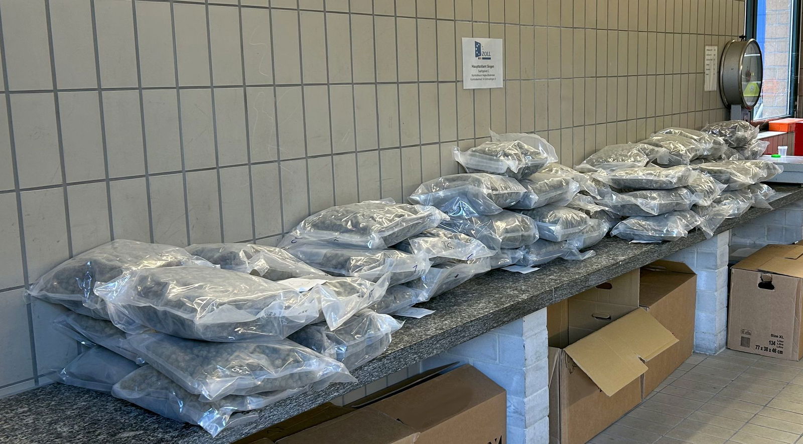 Der Zoll beschlagnahmte rund 56 Kilo Marihuana.