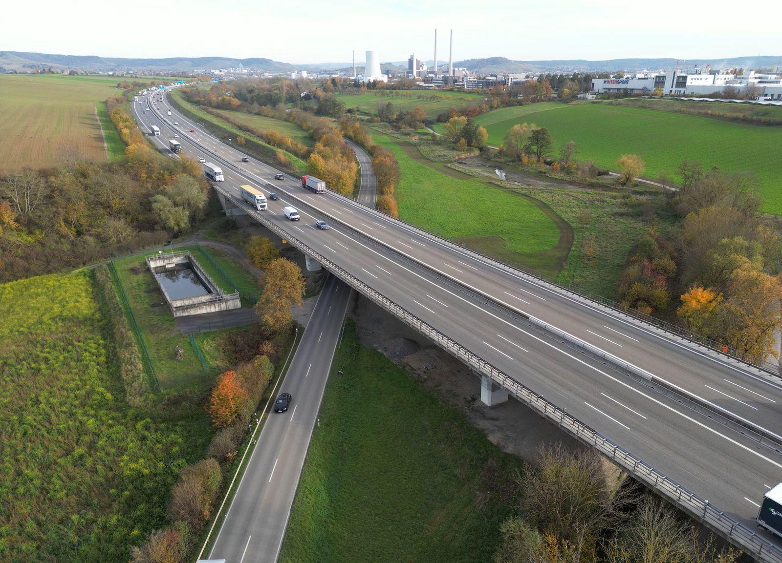 Müsste die Autobahnbrücke über das Tal des Böllinger Bachs bei Heilbronn gesperrt werden, würde das einen hohen Schaden verursachen. (Archivbild)