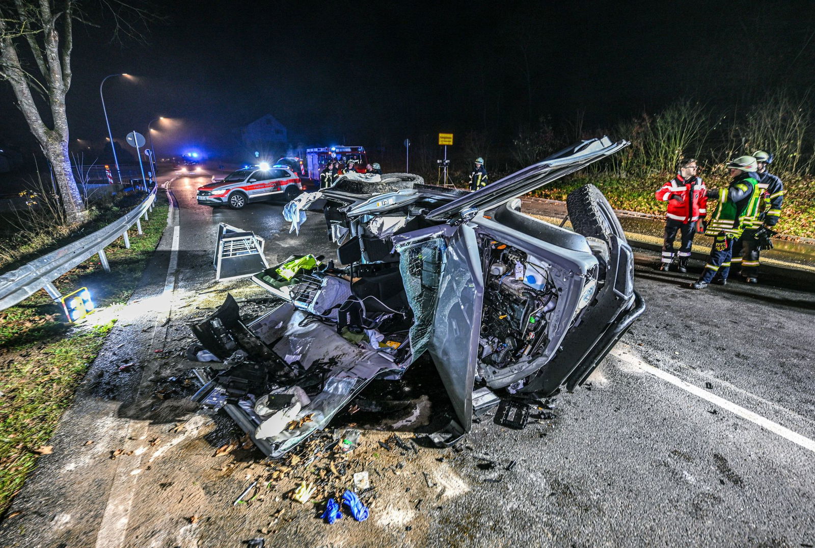 Warum der Autofahrer mit seinem Wagen in den Gegenverkehr geriet, war zunächst unklar. (Symbolbild)