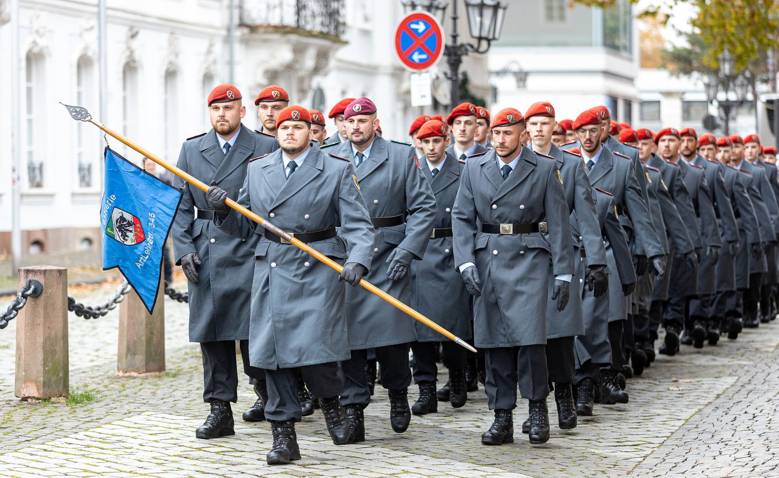 Soldatinnen und Soldaten marschieren auf dem Vorplatz der Ludwigskirche in Saarbrücken zum feierlichen Gelöbnis anlässlich des 70. Geburtstags der Bundeswehr.
