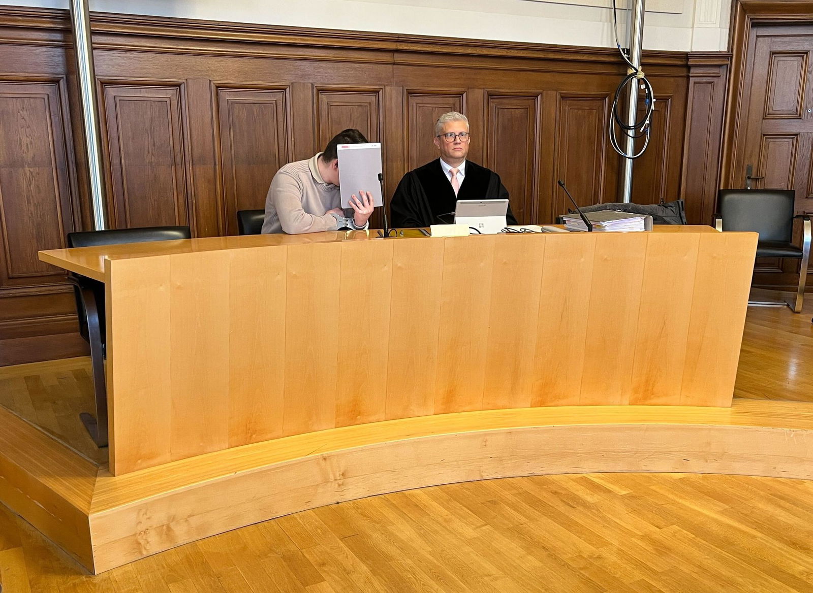 Der 21-Jährige (neben seinem Anwalt) war unter anderem wegen Totschlags an seiner Mutter zu einer Jugendstrafe von sieben Jahren verurteilt worden. (Archivbild)