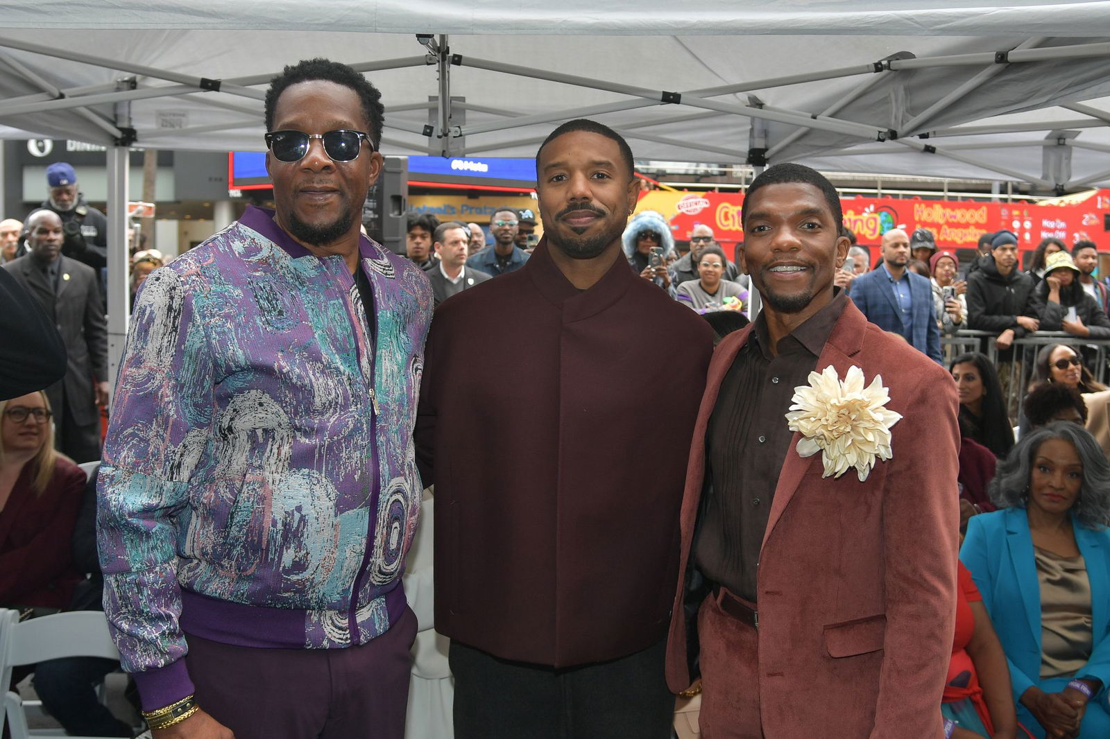 Die beiden Brüder von Chadwick Boseman und Schauspieler Michael B. Jordan wohnten der Zeremonie bei. 