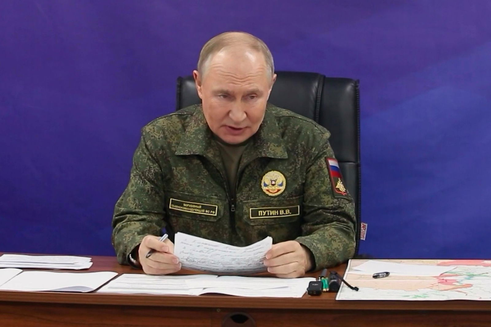 Kremlchef Putin zeigte sich demonstrativ in Uniform bei der Armee. (Archivbild)