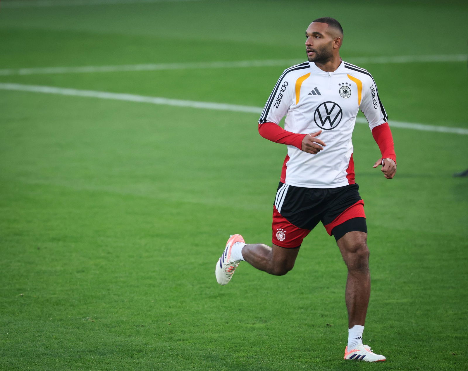 Jonathan Tah bringt seine Topform aus München zur Nationalmannschaft mit. 