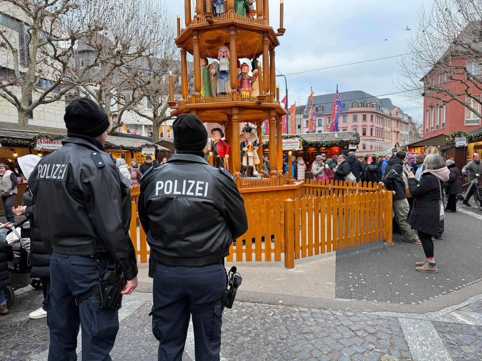 Auf den Weihnachtsmärkten in Rheinland-Pfalz ist es 2026 nach den Worten von Innenminister Michael Ebling (SPD) sehr ruhig geblieben. Dies habe auch an den Sicherheitskonzepten und der starken Polizeipräsenz gelegen. 