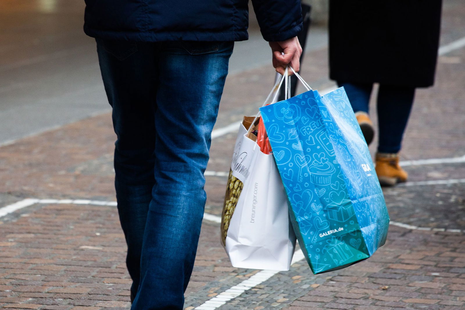 Die Verbraucher halten sich mit Weihnachsteinkäufen noch zurück. (Foto-Archiv)