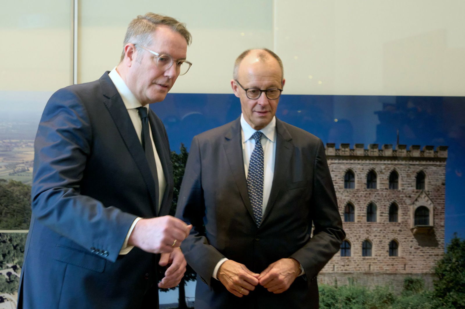 Der rheinland-pfälzische Ministerpräsident Alexander Schweitzer (l, SPD) empfängt Bundeskanzler Friedrich Merz (CDU) zum Antrittsbesuch in seinem Bundesland. 