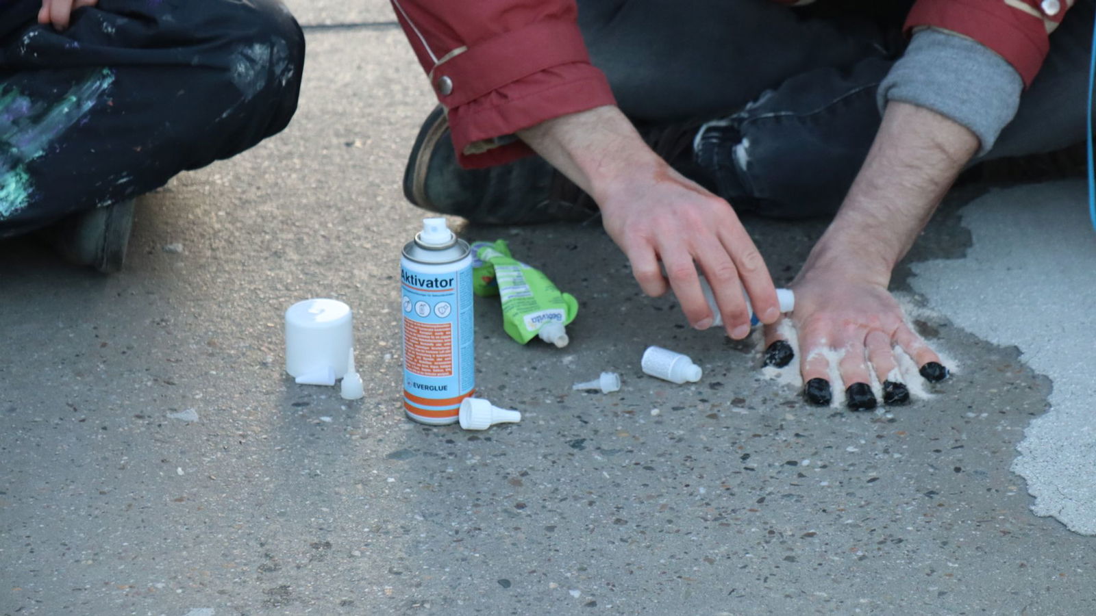 Immer wieder kleben sich Klimaaktivisten an Straßen fest.