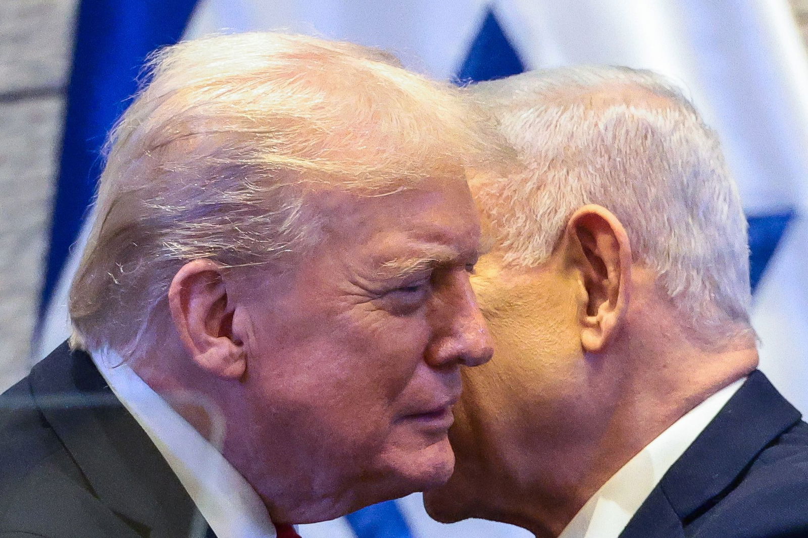 US-Präsident Donald Trump spricht bei seinem Besuch in Israels Parlament mit dem Ministerpräsidenten Benjamin Netanjahu. (Archivbild)
