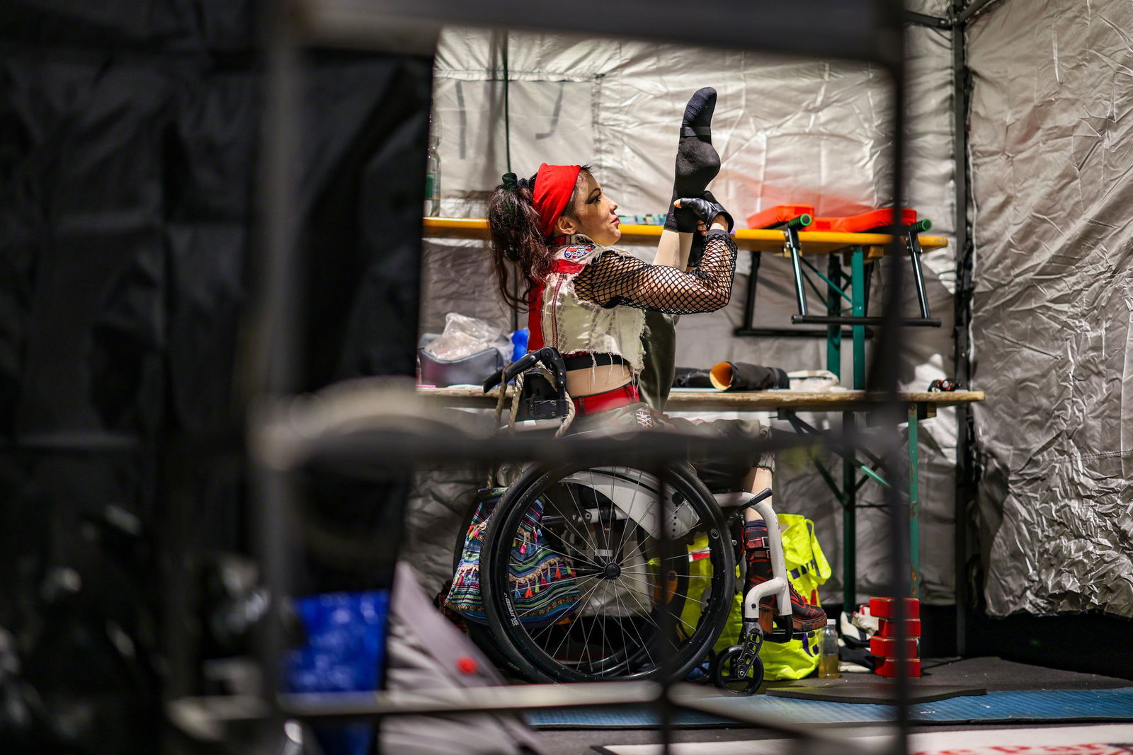 Nach dem Unfall glaubt sie vorerst, mit dem Zirkus abgeschlossen zu haben.