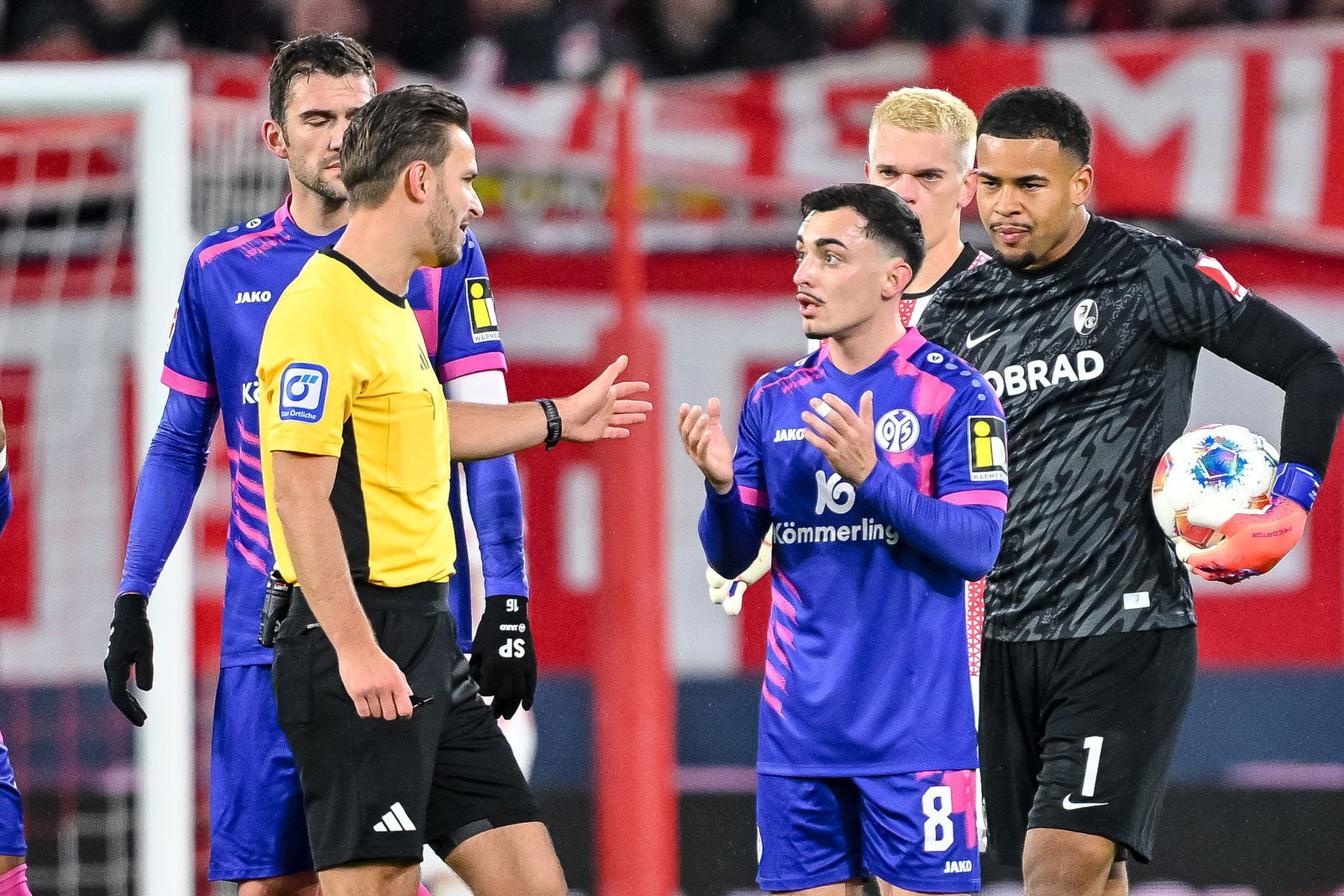 Offensivspieler Paul Nebel (r) vom FSV Mainz 05 wurde für zwei Spiele gesperrt.
