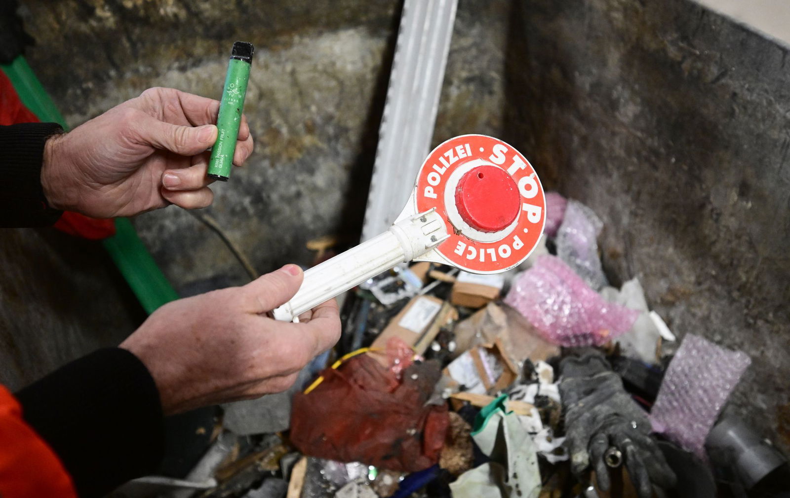 Der private Entsorger Korn aus Albstadt setzt auf eine neue Technologie und entfernt einen Großteil der fehlplatzierten Akkus und Batterien mit Röntgentechnik, Künstlicher Intelligenz und Druckluft direkt vom Sortierband.