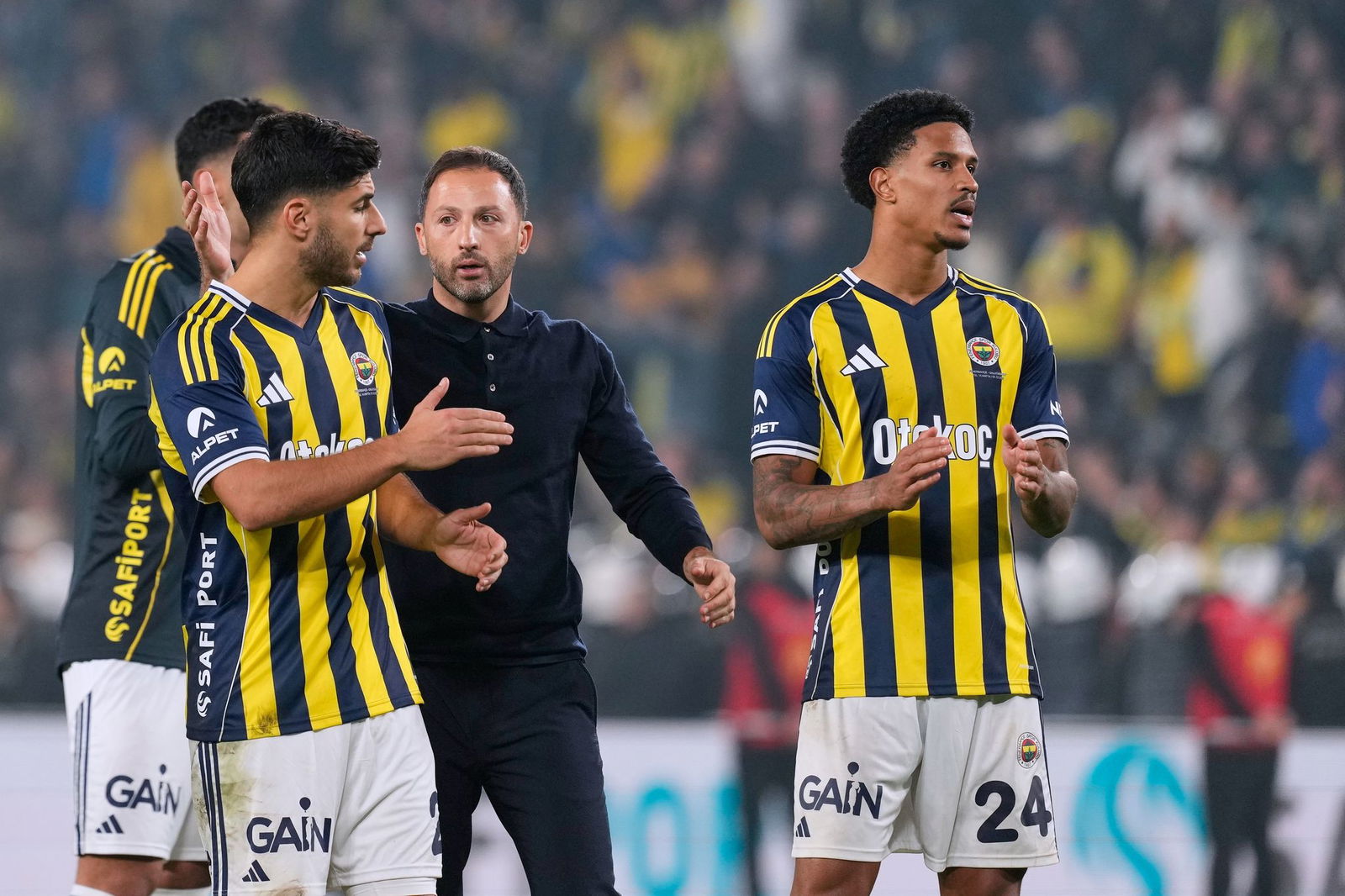 Auch Fenerbahçe-Trainer Domenico Tedesco verfolgt das Geschehen um seinen Club-Präsidenten. (Archivbild)