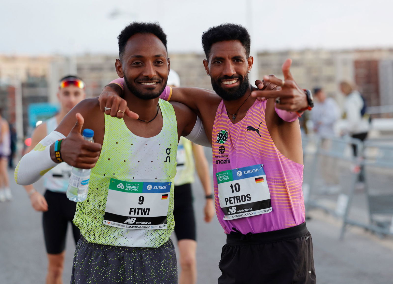 Amanal Petros (r) nahm Samuel Fitwi (l) den deutschen Marathon-Rekord wieder ab.