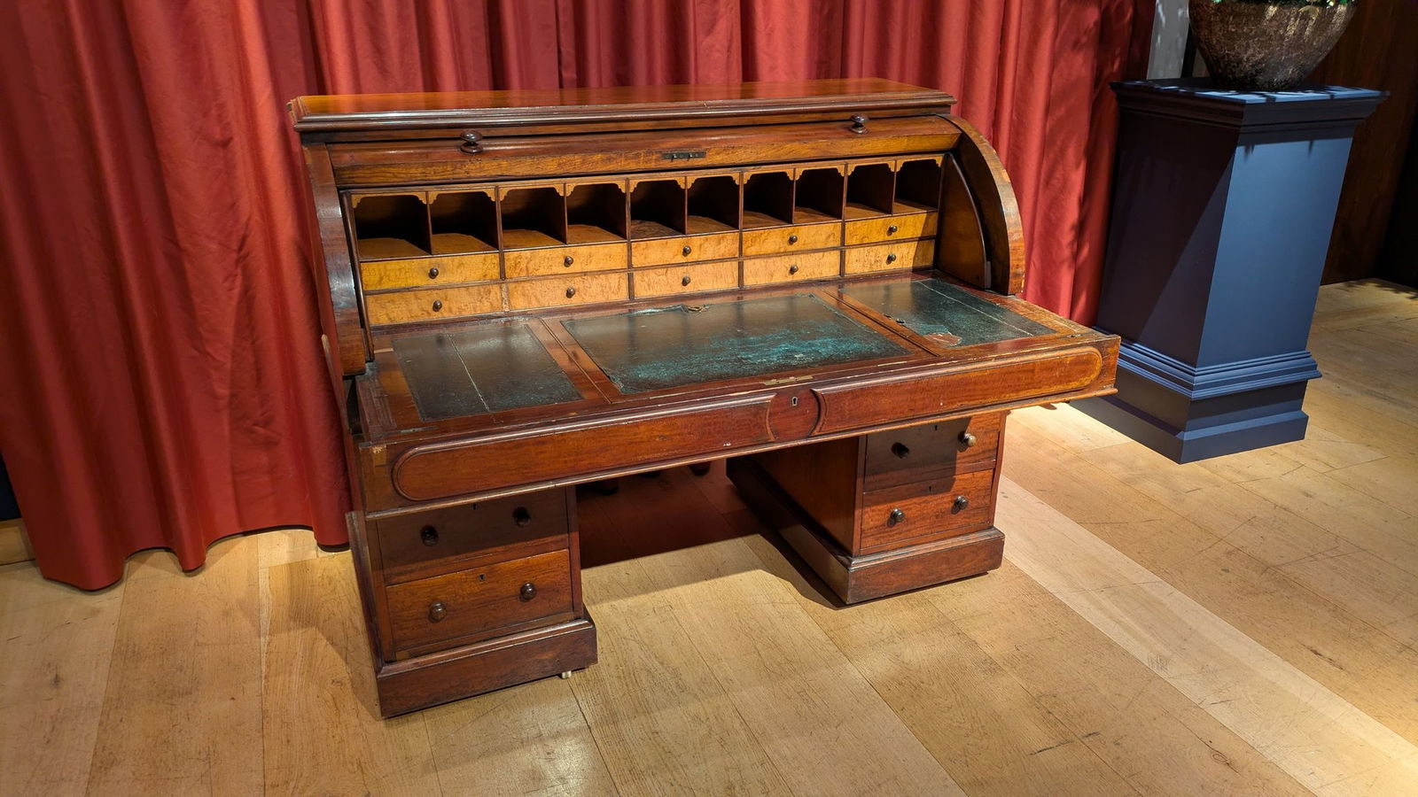 Der Schreibtisch von J.R.R. Tolkien, an dem der britische Autor mutmaßlich seinen Roman "Der Herr der Ringe" fertigstellte.