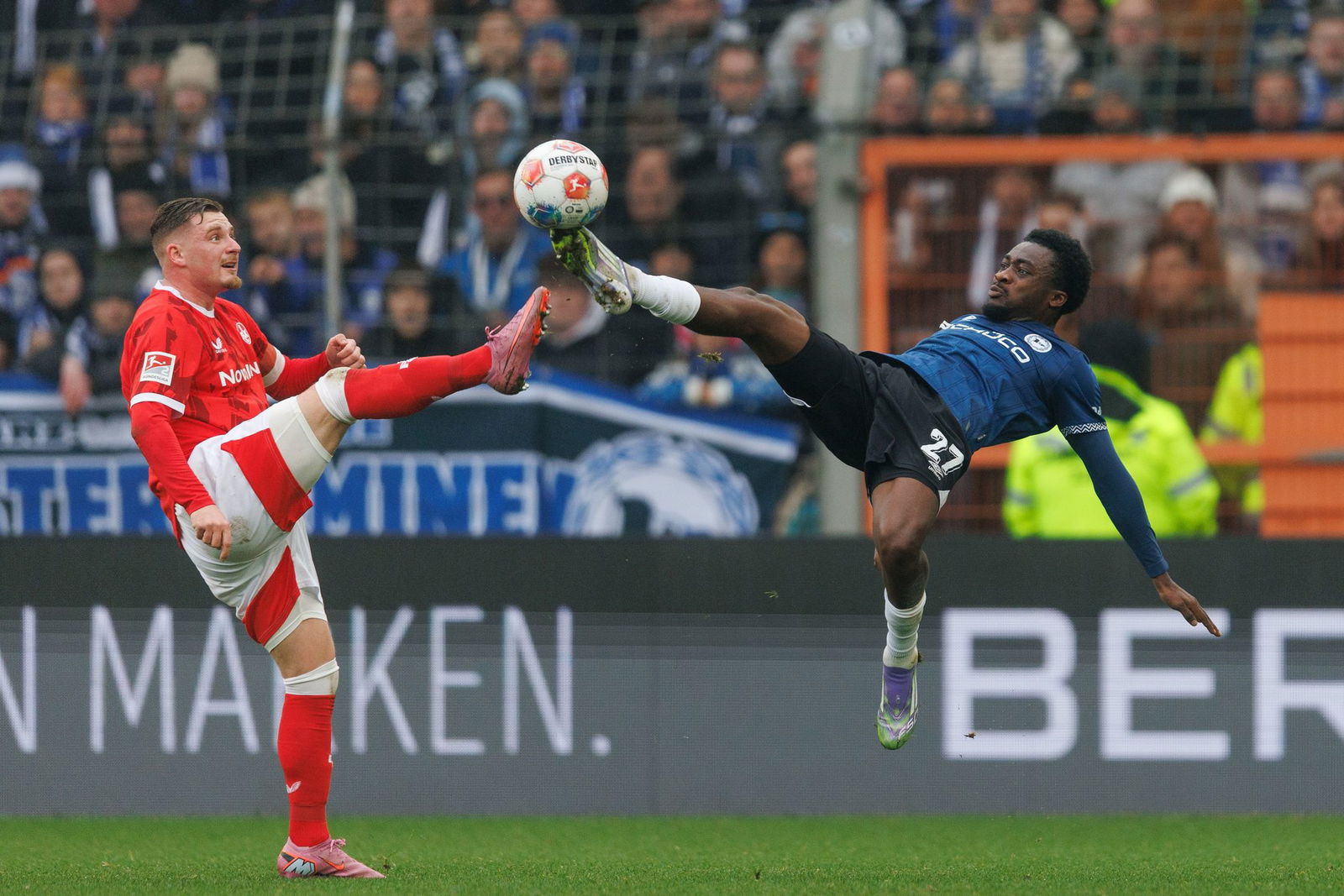 Artistische Einlage: Bielefelds Benjamin Boakye (r) ist einen Tick früher am Ball als FCK-Kapitän Marlon Ritter.